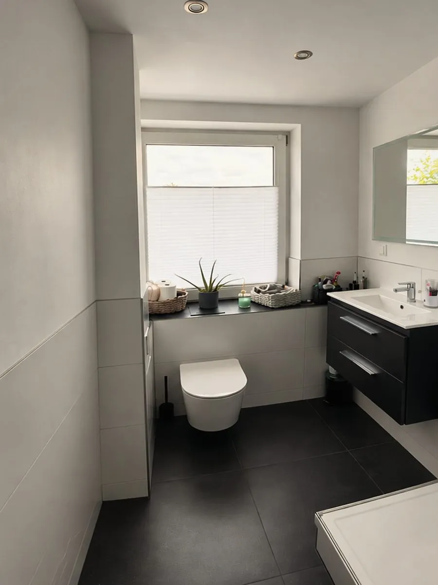 Nachher: fertiges Duschbad mit Wand-WC, Waschtisch und Handtuchheizkörper