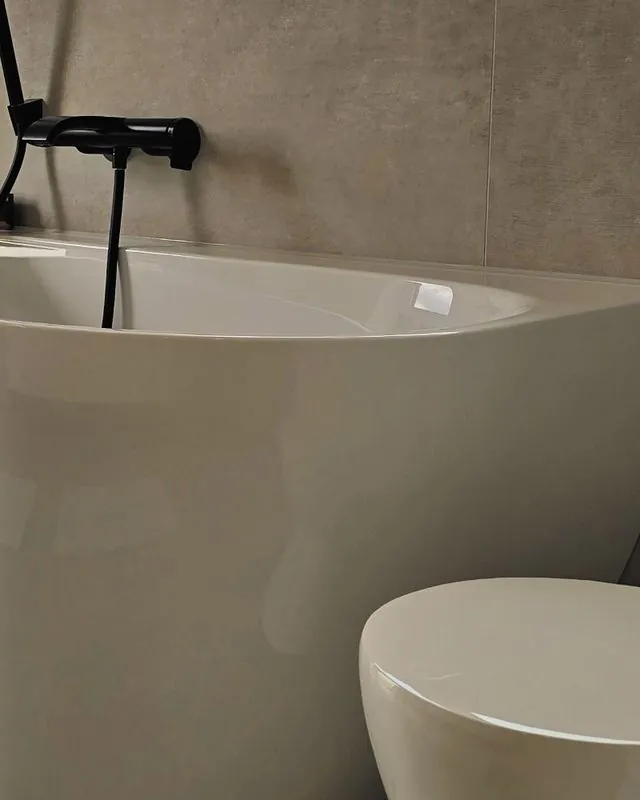 Detail: Wanne und Hocker auf Großformatfliesen